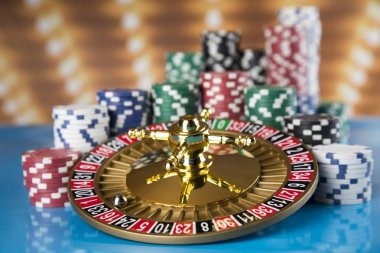 Antarmuka meja Bandar Poker cahaya128 menampilkan kartu dealer dan pemain secara real-time
